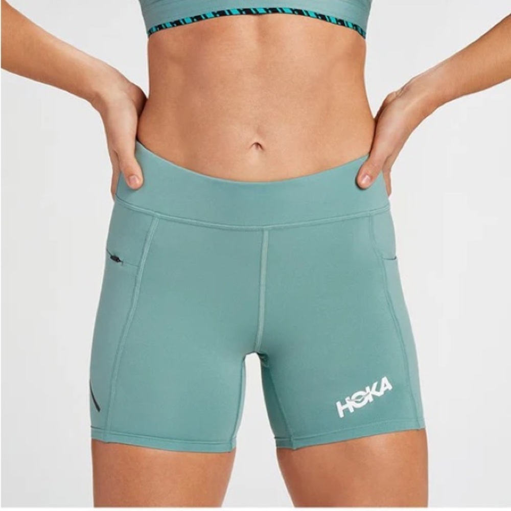 Hoka Hupana 5" shorts in a green/teal size large